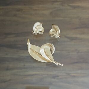 Vintage Gold Signed Crown Trifani Clip Earrings And Brooch Set